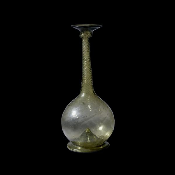گلاب پاش  مربوط به دوران قاجار کار هنرمندان شیشه گر شیرازی 