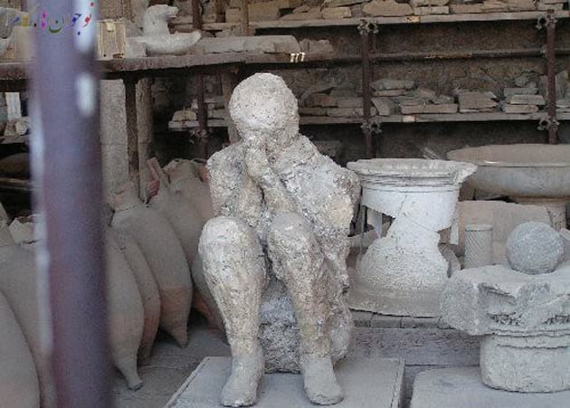 31959-a-plaster-cast-of-a-body-at-pompei-scary-pomp-تاریخei-italy
