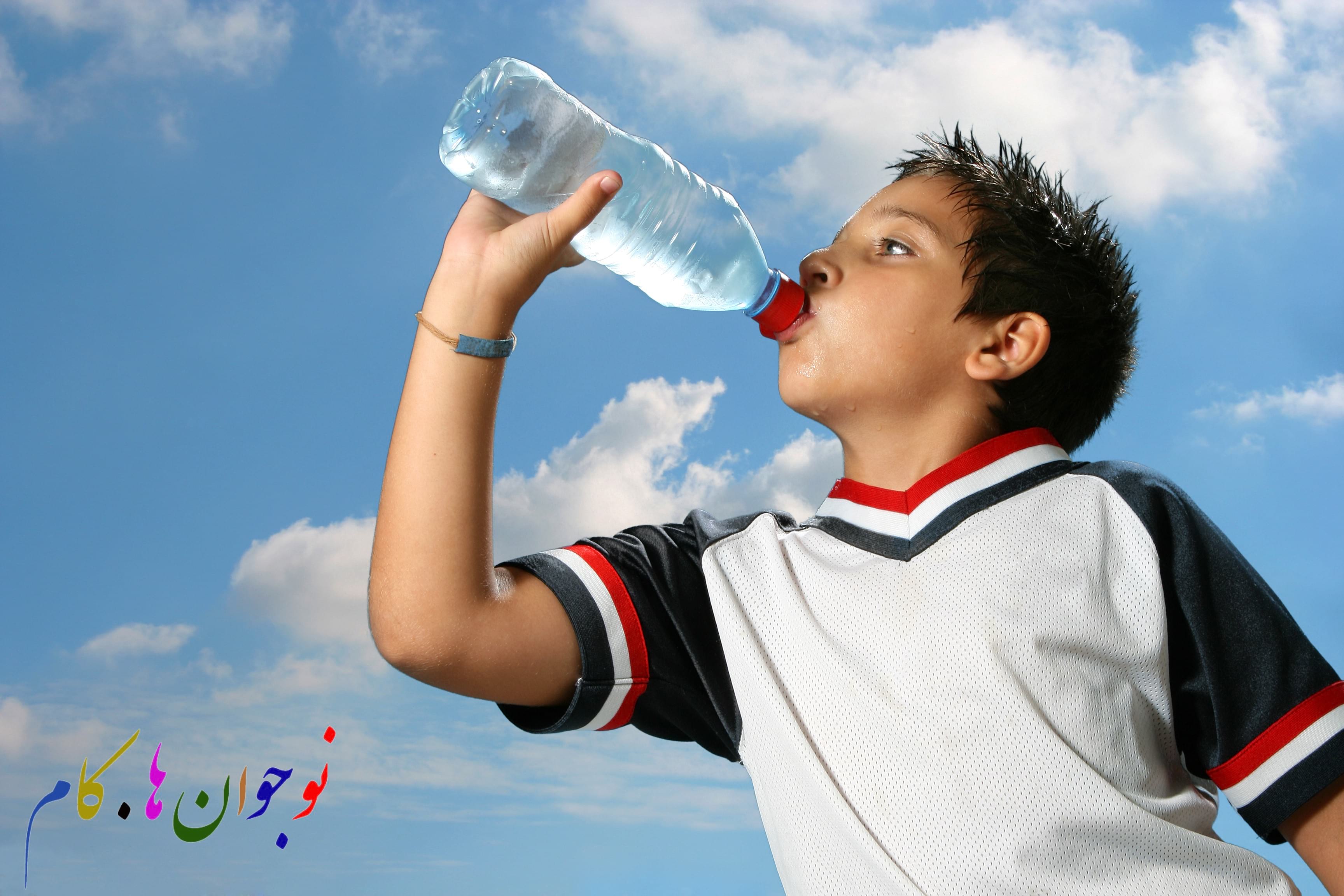 Вода которую мальчик несет. Мальчик пьет воду. Ребенок пьет воду. Подросток пьет воду. Вода для человека для детей.