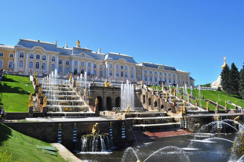 باغ قصر پتروف در سن پترزبورگ روسیه