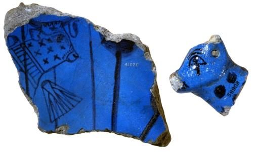 سفال‌های لعاب‌دار آبی که الهه هاتور را به‌عنوان یک گاو نشان می‌دهد، که در معبد هتشپسوت، دیرالبحری، تبس، مصر، ازسلسله هجدهم یافت شده است.