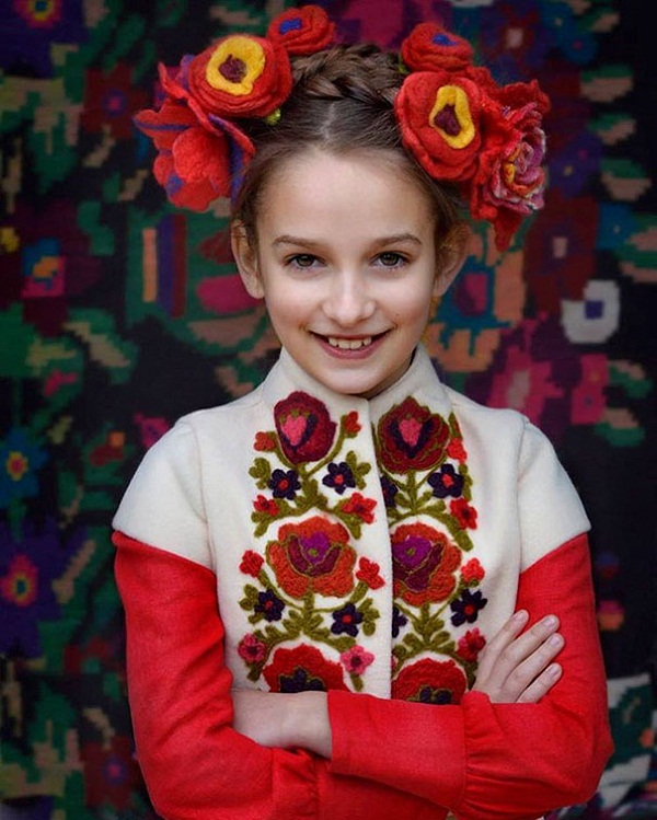t دختران نوجوان اوکراینی با تاج گل