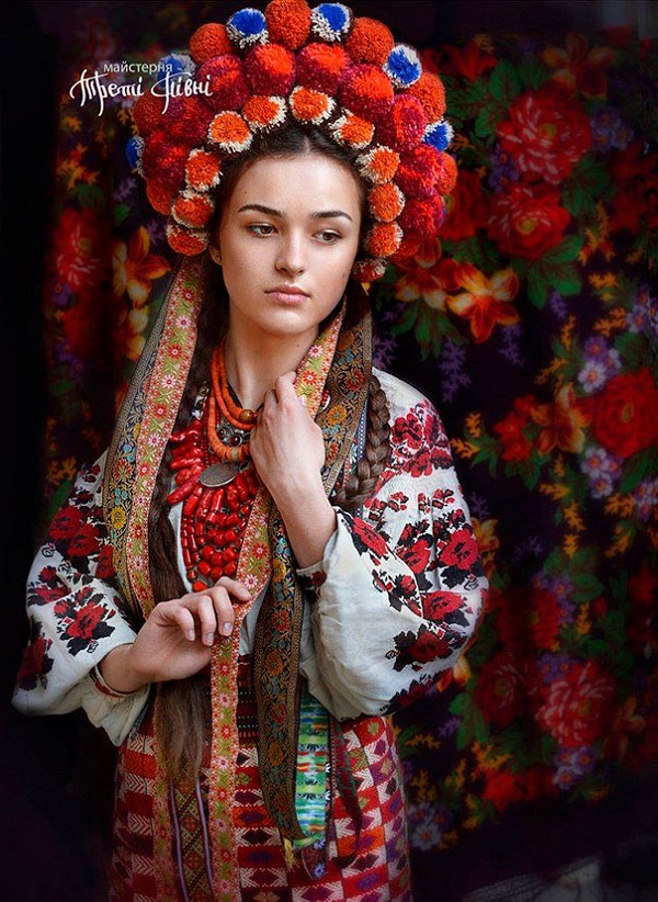 t دختران نوجوان اوکراینی با تاج گل