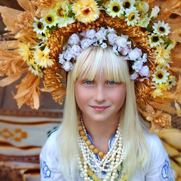 دختران نوجوان اوکراینی با تاج گل
