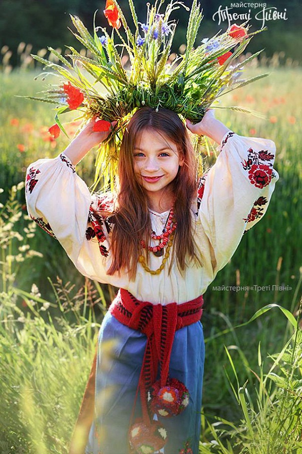 دختران نوجوان اوکراینی با تاج گل