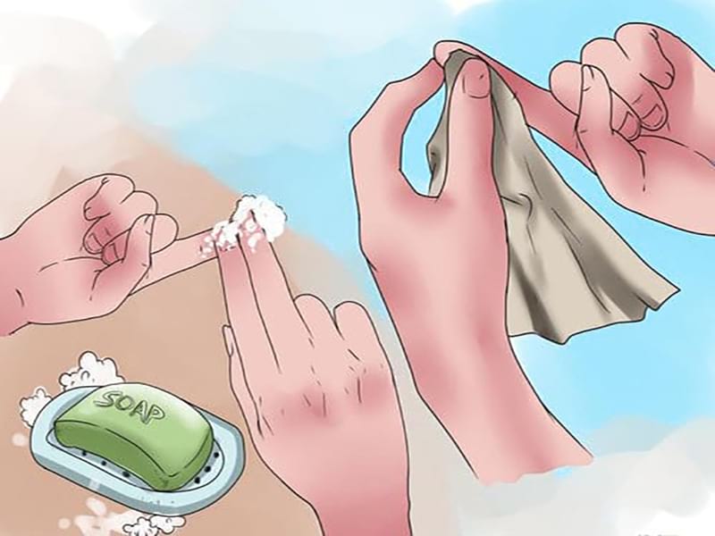 شستن دست با صابون قبل از بیرون اوردن خار از دست