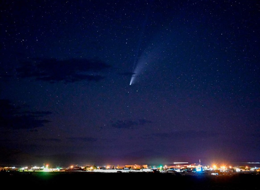 تصویری از یک ستاره‌ی دنباله دار بر فراز شهر
