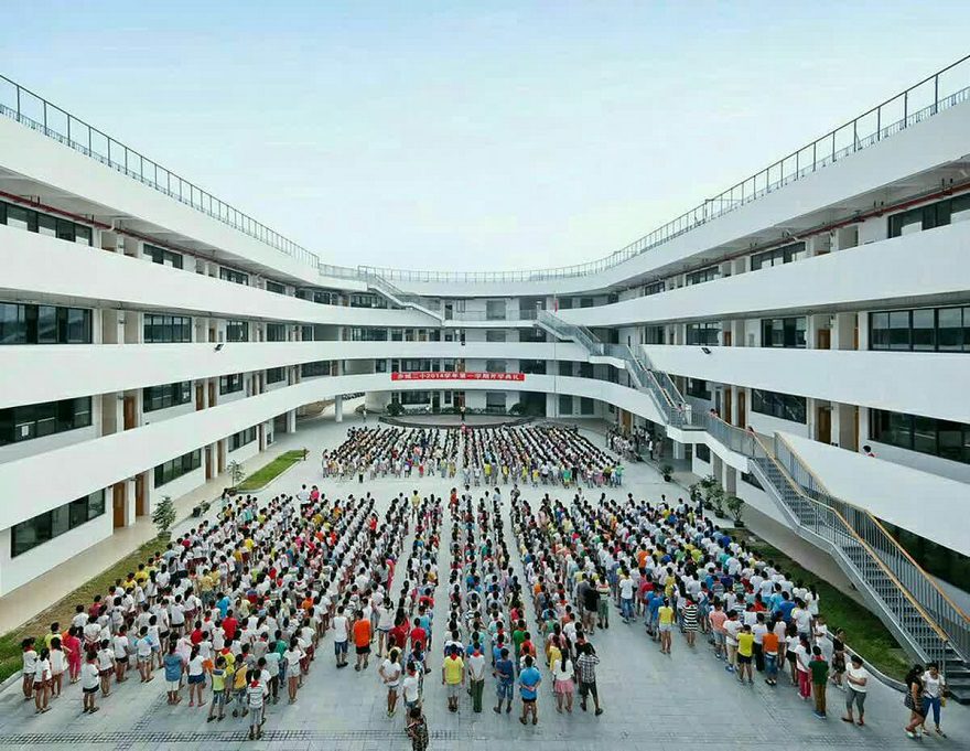 t بزرگترین مدرسه جهان با ۵۵ هزار دانش‌آموز!