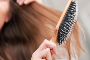شانه‌کردن موی خیس، علت ریزش مو در نوجوانان