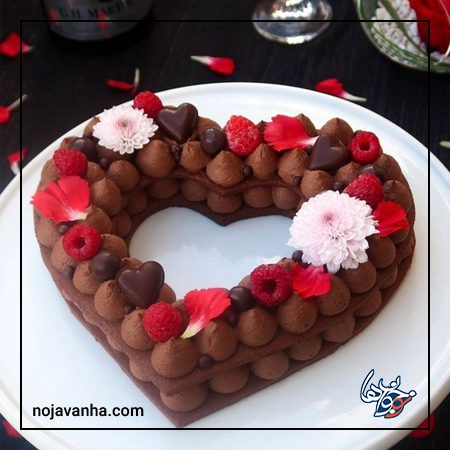 کیک تولد قلب قرمز شکلاتی