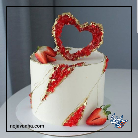 عکس کیک تولد قلبی قرمز
