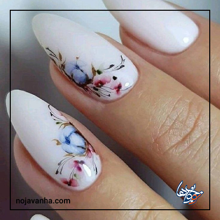  ناخن گل گلی با زمینه سفید